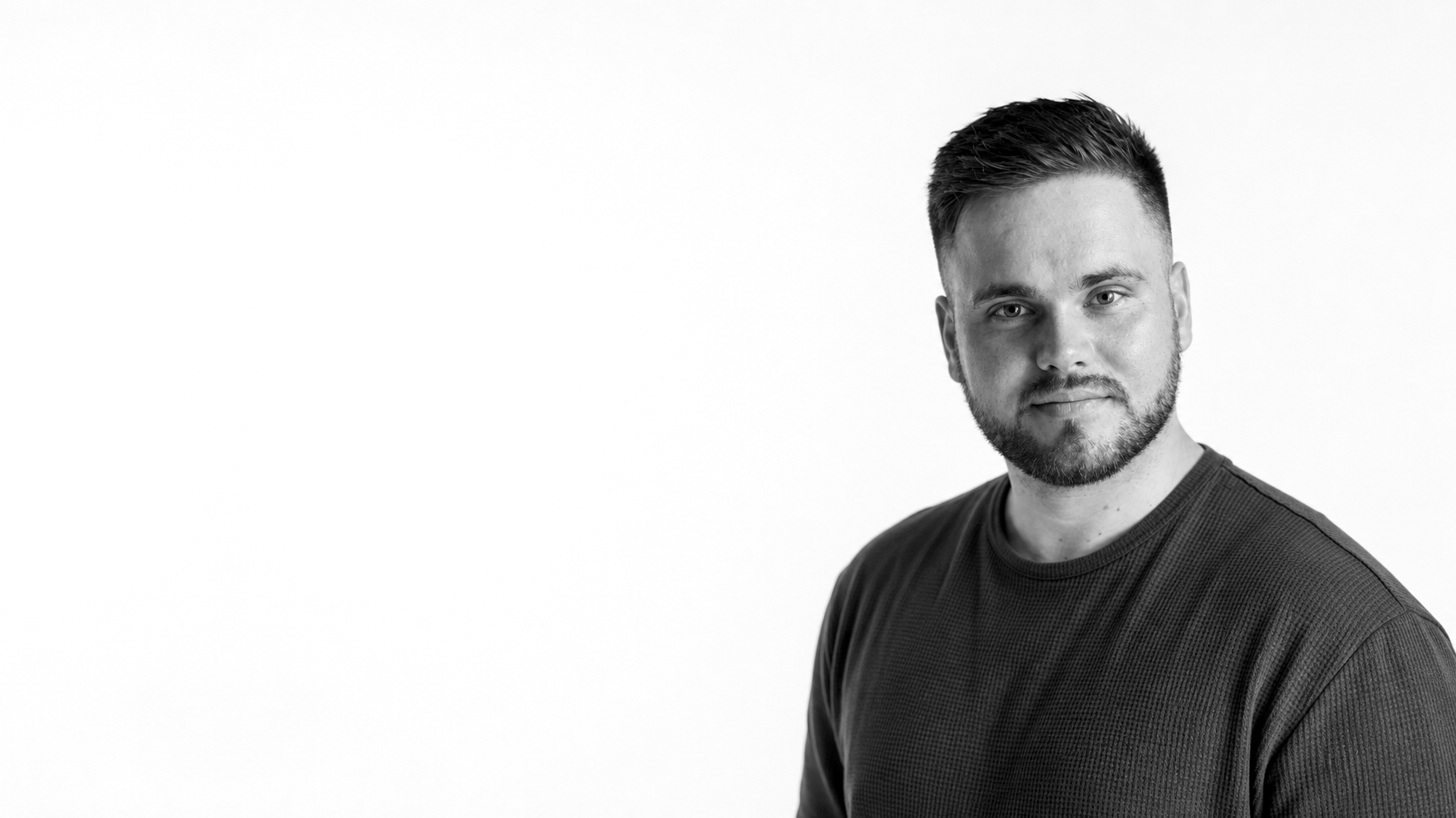 Thomas Maurel, portrait studio en noir et blanc