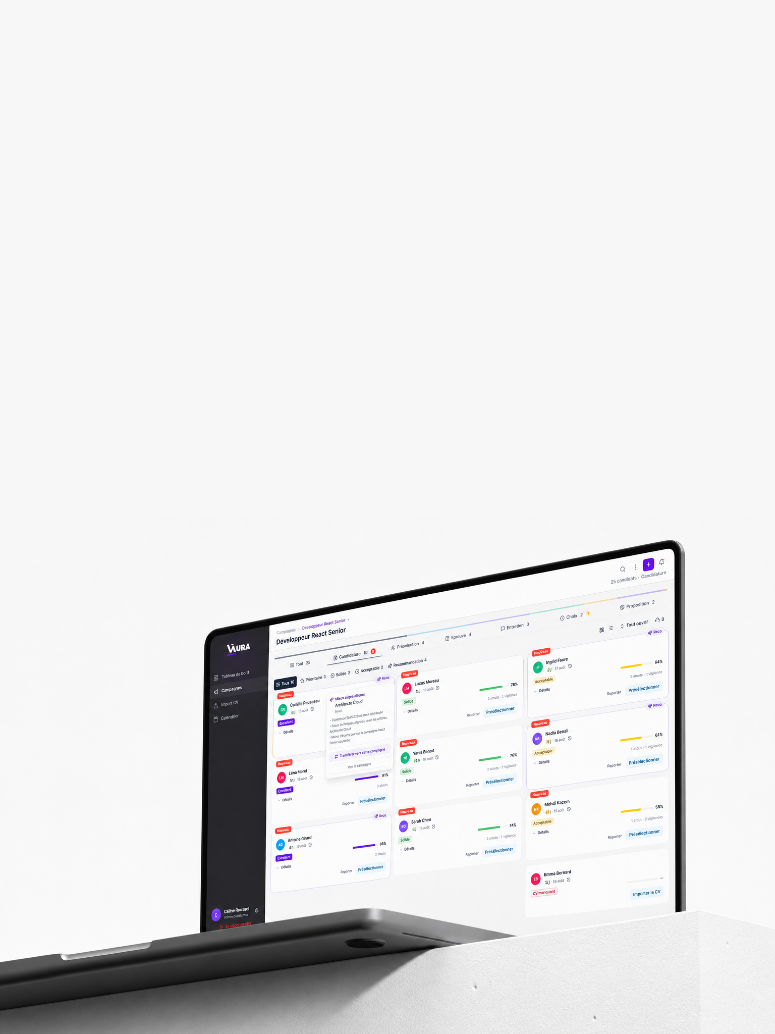 Interface VIAURA sur MacBook Pro : campagne Développeur React Senior, grille de 25 candidats avec scores de correspondance, funnel de recrutement et suggestion de transfert.
